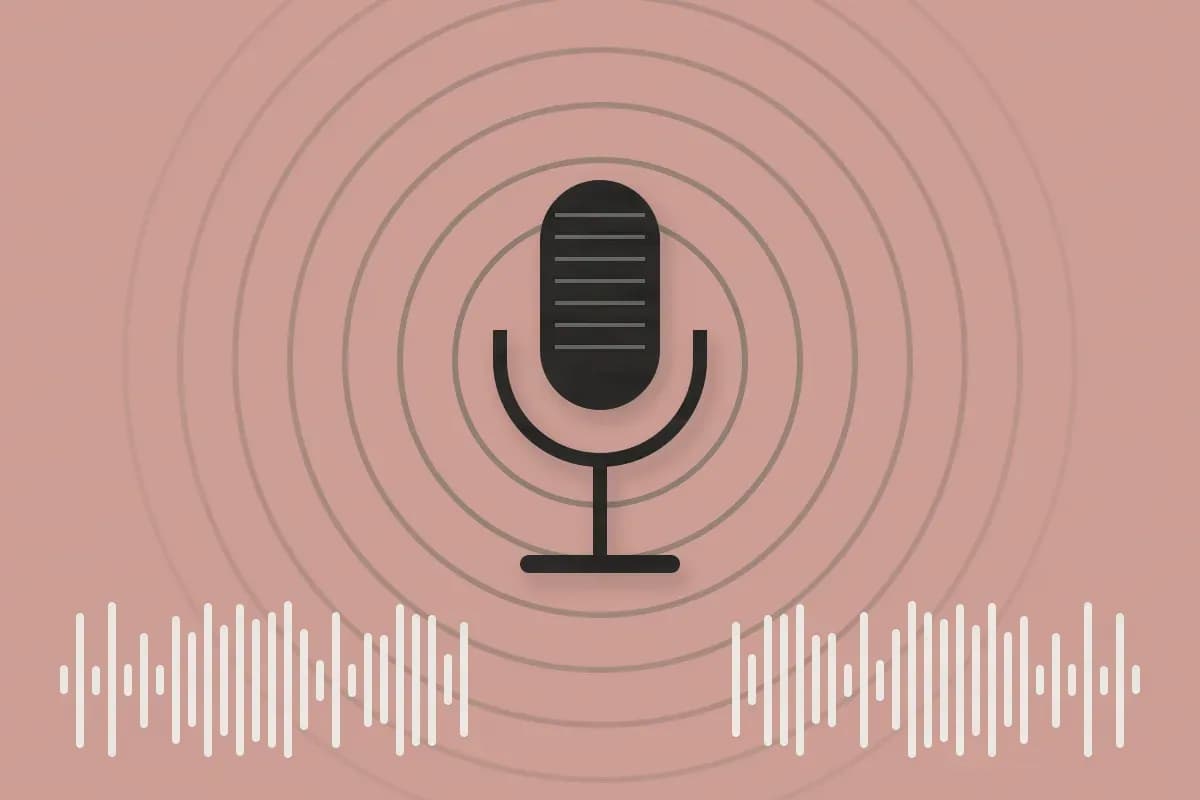 Ilustración de un micrófono negro rodeado de ondas de sonido sobre fondo rosa palo.